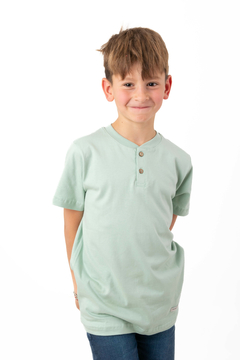 REMERA CON BOTONES