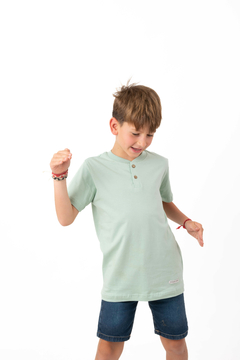 REMERA CON BOTONES en internet