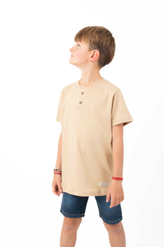 REMERA CON BOTONES