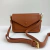 Berlim - Bolsa Feminina Pequena Básica Tiracolo Caramelo - comprar online