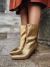 Camila - Bota Feminina Bico Redondo Salto Baixo Fino Cano Médio Dourada - comprar online