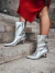 Camila - Bota Feminina Bico Redondo Salto Baixo Fino Cano Médio Prata - comprar online