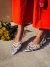 Cindy - Slingback Feminina Bico Fino Aplicação Branca