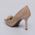 Helena - Scarpin Feminino Aplicação Dourada Salto Alto Bege - Not-Me Shoes - Fábrica Própria de Calçados Femininos