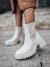 Juli - Coturno Feminino Chelsea Tratorado Cano Curto Off-White - comprar online