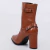 Vegas - Bota Feminina Bico Redondo Salto Grosso com Aplicação Caramelo - Not-Me Shoes - Fábrica Própria de Calçados Femininos