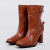 Vegas - Bota Feminina Bico Redondo Salto Grosso com Aplicação Caramelo - comprar online