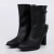 Vegas - Bota Feminina Bico Redondo Salto Grosso com Aplicação Preta - comprar online