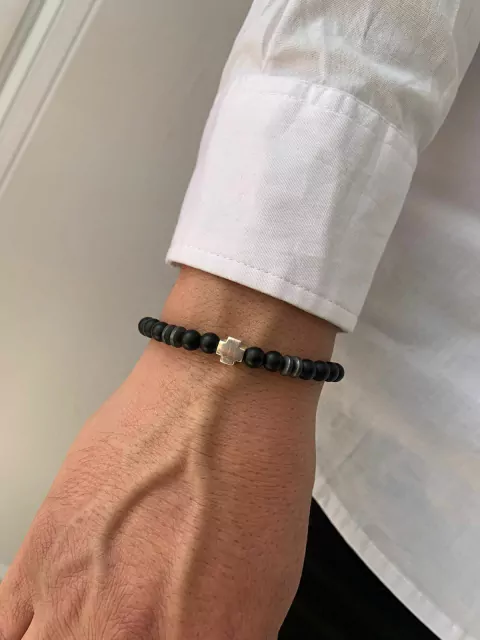 PULSERA ONIX CON CRUZ DE PLATA REGULABLE