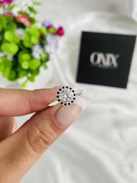 ANILLO CUBIC'S CENTRAL RODEADO DE CIRCULO DE MINI CUBIC'S