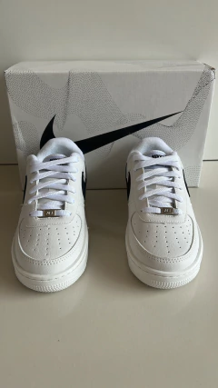 Air force branco com preto na internet