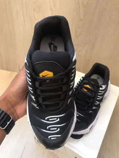 Nike TN preto com branco na internet
