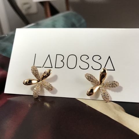 Brinco Folheado 18k Flor c/ Strass Dourado Flora - comprar online