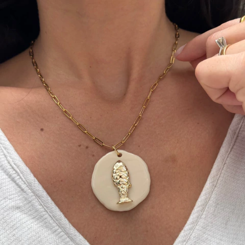 Colar Semijoia Peixe Resina Off Gold Fish - comprar online