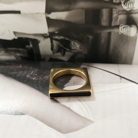 Anel Semijoia Quadrado Dourado c/ Preto Martina