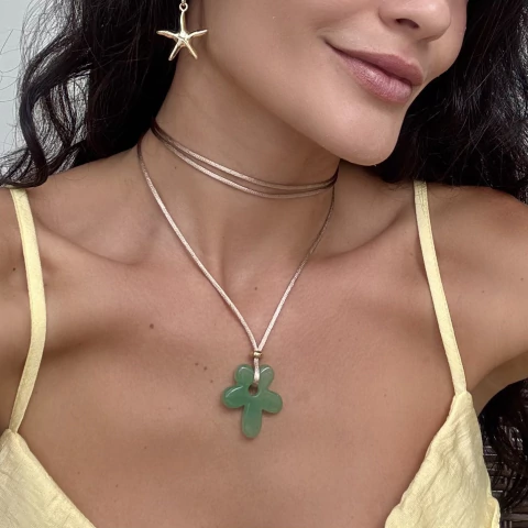 Colar Dourado Fio de Cetim Nude Quartzo Verde Flor - comprar online