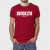 Camiseta masculina de algodão na cor vinho com estampa "Brooklyn New York" em branco