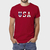 Camiseta masculina de algodão na cor vinho com estampa "USA" estilizada, sendo usada por um homem.