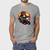 Homem vestindo camiseta masculina de algodão cinza com estampa de macaco motociclista