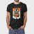 Camiseta masculina de algodão preta com estampa colorida de alienígena, usada por um homem