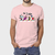Homem vestindo camiseta masculina de algodão rosa com estampa The Ducks de personagens atravessando faixa de pedestres