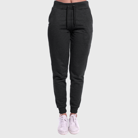 Calça moletom feminina na cor chumbo com modelagem reta e cós com cordão, usada com tênis branco