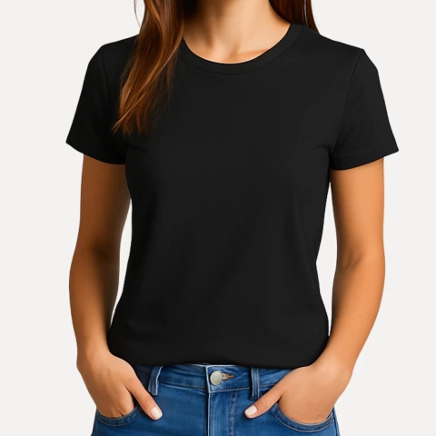 Mulher vestindo camiseta feminina preta básica de malha fria, com gola redonda e mangas curtas