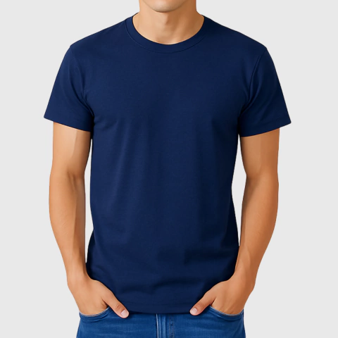 Homem vestindo camiseta masculina lisa azul marinho de malha fria