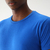 Camiseta masculina azul royal de malha fria, destacando o colarinho e a textura do tecido.
