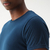Camiseta masculina de malha fria na cor marinho, destacando a textura e o corte da manga.