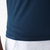 Camiseta masculina na cor marinho, fabricada em malha fria, exibindo detalhes da costura e ajuste.