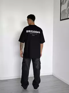 REMERA OVER BLANK NEGRA