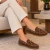 Mocassim feminino em couro legítimo nobuck com detalhes em couro, palmilha em couro e solado emborrachado macio. Conforto e estilo Zambeze.