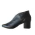Descubra o equilíbrio perfeito entre elegância e conforto com a bota Zambeze de couro preto. Com salto de 5 cm e corte em V, ela acentua a feminilidade sem sacrificar o conforto. Ideal para o trabalho, eventos ou passeios, adapta-se perfeitamente à sua ro