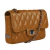 Bolsa média em couro legítimo com fecho giratório e alça em corrente. Compacta, prática e sofisticada, feita artesanalmente no Brasil. Compre agora, na Zambeze!