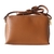 Bolsa feminina em couro legítimo 2136, compacta e sofisticada. Perfeita para o dia a dia, com design atemporal e metais resistentes. Compre agora!
