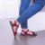 Descubra o conforto inigualável com nossa Sandália em Couro com Ajuste Elástico. Ideal para aliviar dores nos pés, possui palmilha de couro e solado emborrachado para estabilidade. Perfeita para o dia a dia ou ocasiões casuais. Adicione elegância e confor