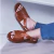 Descubra o conforto e estilo com nossa Sandália Anabela em Couro! Ideal para mulheres que buscam alívio para dores nos pés, esta sandália possui palmilha macia em couro e ajuste prático com elástico. O solado emborrachado oferece durabilidade e segurança 