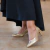 Dê preferência à sapatos de salto grosso aqui da Zambeze. Diferente do salto fino, esse tipo de sapato ajuda a dar mais estabilidade à pisada.