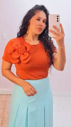 BLUSA ALGODÃO COM FLOR CETIM