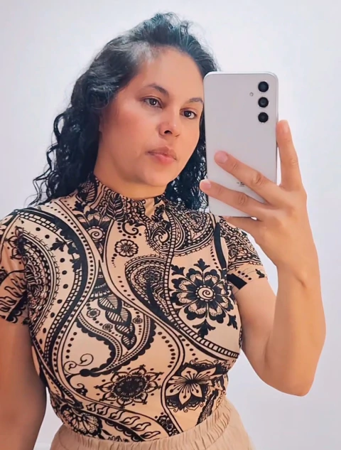 BLUSA BORDADA EM TULE