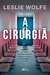 Capa do livro "A Cirurgiã" de Leslie Wolfe, mostrando uma mulher de jaleco em um corredor com cadeiras vermelhas.