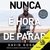 Imagem da capa do audiolivro "Nunca é hora de parar" de David Goggins, mostrando um corredor em uma estrada.