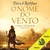 Capa do audiolivro "O Nome do Vento" de Patrick Rothfuss, apresentando um personagem em uma paisagem fantástica.