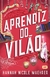 Capa do livro "Aprendiz do Vilão" de Hannah Nicole Maehrer, com fundo vermelho e elementos de fantasia, incluindo um unicórnio, uma caveira e livros.