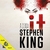 Capa do audiolivro "A Coisa" de Stephen King, apresentando um palhaço com maquiagem assustadora e uma gota de sangue.