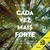 Capa do audiolivro "Cada vez mais forte" de Arthur C. Brooks, com árvores altas e um céu visível entre os galhos.