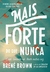Capa do livro "Mais forte do que nunca: Caia. Levante-se. Tente outra vez." de Brené Brown, com fundo azul e bandeirinhas coloridas.
