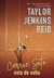 Capa do livro "Carrie Soto está de volta" de Taylor Jenkins Reid, mostrando uma mulher jogando tênis em uma quadra de saibro.