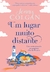 Capa do livro "Um lugar muito distante" de Jenny Colgan, com ilustrações de uma ilha escocesa e um farol.